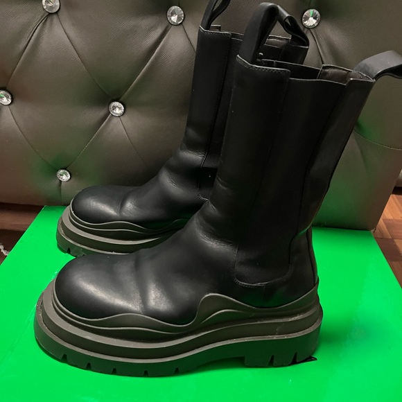 Bottega Veneta Tire Chelsea Boots - Picture 3 of 10